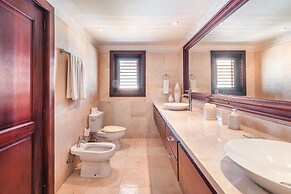 Luxe Retreat With Lake View in Casa de Campo