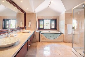 Luxe Retreat With Lake View in Casa de Campo