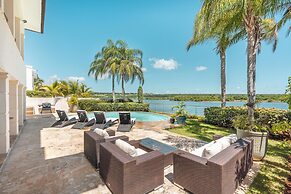 Luxe Retreat With Lake View in Casa de Campo