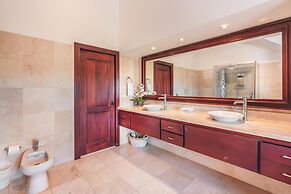 Luxe Retreat With Lake View in Casa de Campo