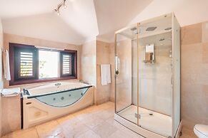 Luxe Retreat With Lake View in Casa de Campo