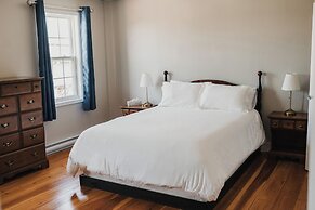 Loyalist Inn & Suites
