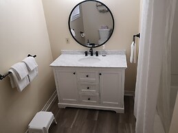 Loyalist Inn & Suites