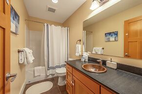 Bluff View 3 Bedroom Home by RedAwning