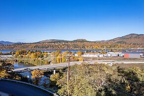 Bluff View 3 Bedroom Home by RedAwning