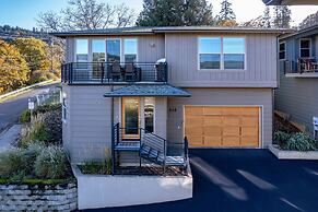 Bluff View 3 Bedroom Home by RedAwning