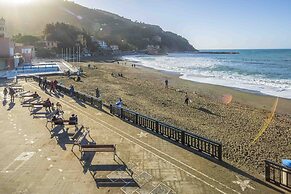Sunshine Front Beach Levanto