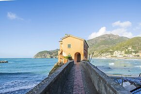 Sunshine Front Beach Levanto
