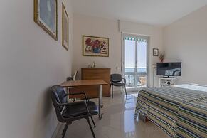 Sunshine Front Beach Levanto