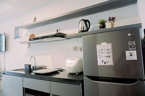 Homey And Warm Studio At West Vista Apartment