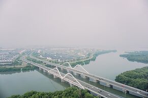 Homey And Warm Studio At 28Th Floor Gold Coast Apartment