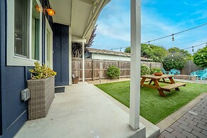 Charming 2 BDR Seaside Cottage 5 Min to Beach!