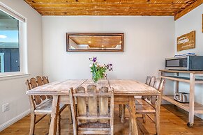 Charming 2 BDR Seaside Cottage 5 Min to Beach!