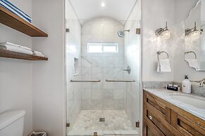 Charming 2 BDR Seaside Cottage 5 Min to Beach!