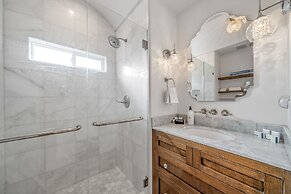 Charming 2 BDR Seaside Cottage 5 Min to Beach!