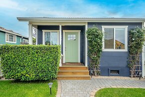 Charming 2 BDR Seaside Cottage 5 Min to Beach!