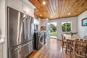 Charming 2 BDR Seaside Cottage 5 Min to Beach!