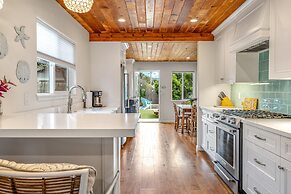 Charming 2 BDR Seaside Cottage 5 Min to Beach!