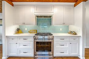 Charming 2 BDR Seaside Cottage 5 Min to Beach!