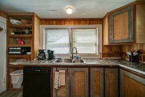 Moonshiner's Cabin Minutes From Two Wheels!