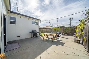 Your Dream Seaside Vacation! Charming 2 BDR Home