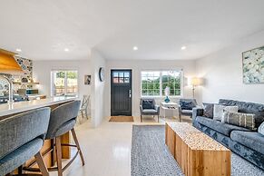 Your Dream Seaside Vacation! Charming 2 BDR Home