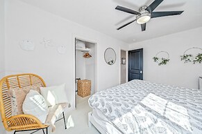 Your Dream Seaside Vacation! Charming 2 BDR Home