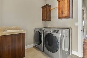 Hot-tub, Pet-friendly, 30 min to Mt Bachelor!