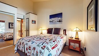 Escape to The Summit - Pool & HT Next Door