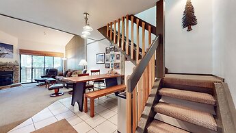 Escape to The Summit - Pool & HT Next Door