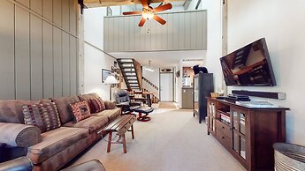 Escape to The Summit - Pool & HT Next Door