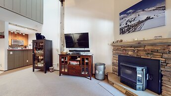 Escape to The Summit - Pool & HT Next Door