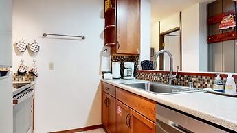 Escape to The Summit - Pool & HT Next Door