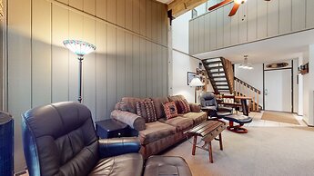 Escape to The Summit - Pool & HT Next Door