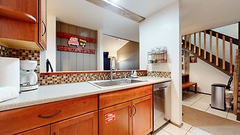 Escape to The Summit - Pool & HT Next Door