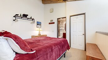 Escape to The Summit - Pool & HT Next Door