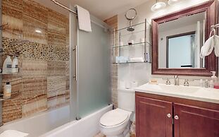 Escape to The Summit - Pool & HT Next Door