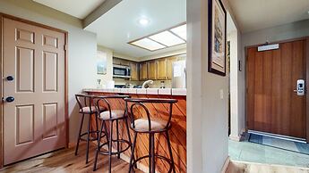 Inviting Mountain Retreat Steps From Ski Lifts!