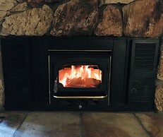 Inviting Mountain Retreat Steps From Ski Lifts!