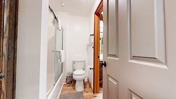 Inviting Mountain Retreat Steps From Ski Lifts!