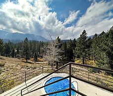 Inviting Mountain Retreat Steps From Ski Lifts!