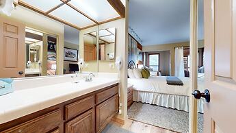 Inviting Mountain Retreat Steps From Ski Lifts!