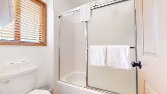 Inviting Mountain Retreat Steps From Ski Lifts!