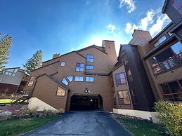 Inviting Mountain Retreat Steps From Ski Lifts!