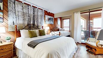 Inviting Mountain Retreat Steps From Ski Lifts!