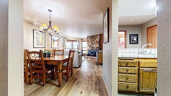 Inviting Mountain Retreat Steps From Ski Lifts!