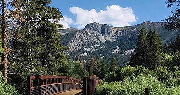 Inviting Mountain Retreat Steps From Ski Lifts!