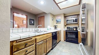 Inviting Mountain Retreat Steps From Ski Lifts!