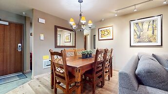 Inviting Mountain Retreat Steps From Ski Lifts!