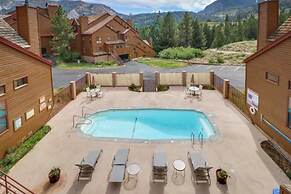 Inviting Mountain Retreat Steps From Ski Lifts!